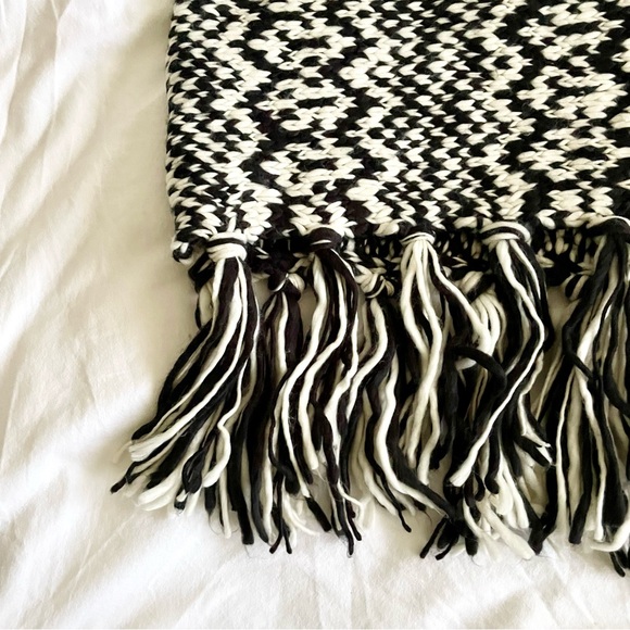 FOREVER 21 One Size Fits All Chunky Knit Ivory Infinity Scarf Fringe Winter OS - Picture 4 of 6